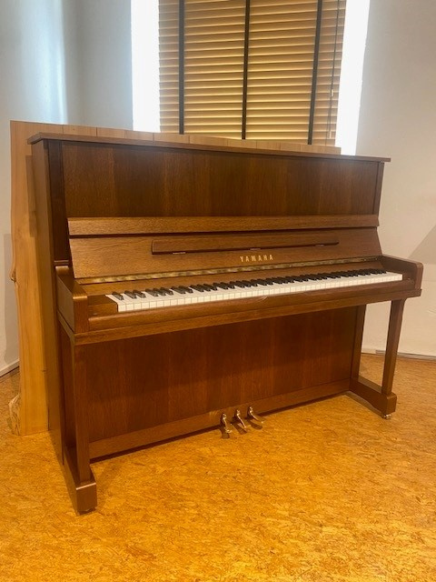 Yamaha Klavier U1 Nussbaum satiniert 121 cm mit 5 Jahren Garantie